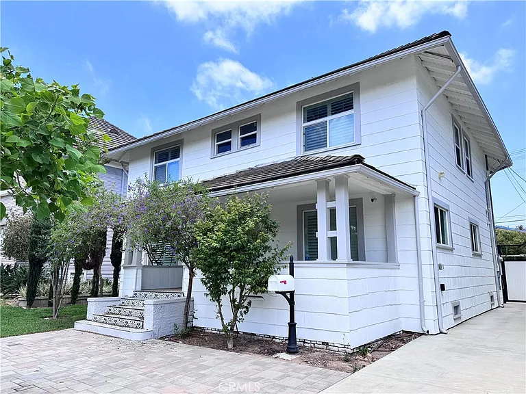 2716 S La Salle Ave — Photo 3