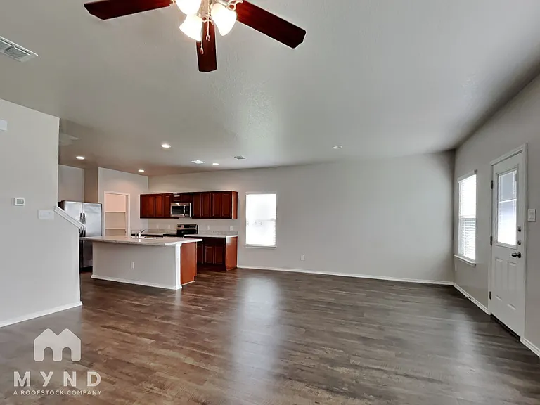211 Stevens Smt — Photo 4
