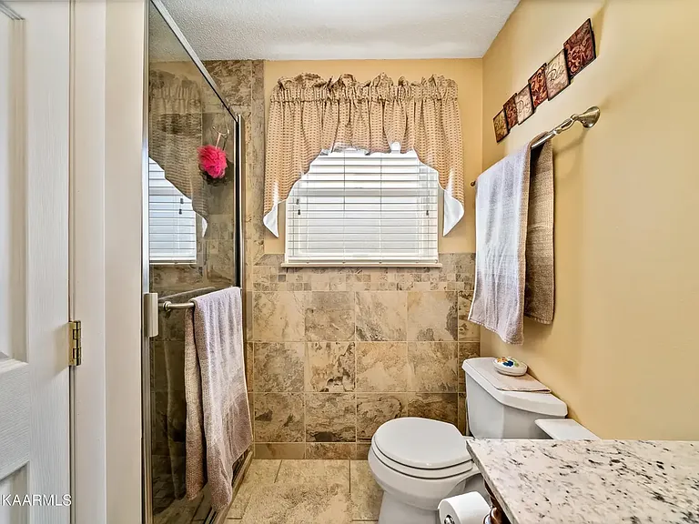 150 Lakeshire Dr — Photo 5
