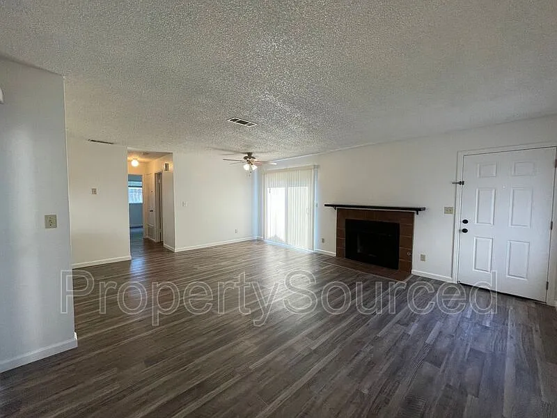 2 bed, 2.0 bath, 976 sqft, $2,195 — Photo 2
