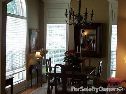 Dining Room : This room gets lots of natural light everyday!