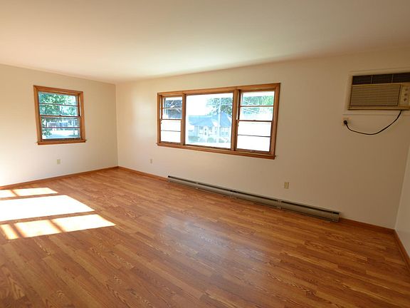 4th image of 109 S Joliet St APT 7