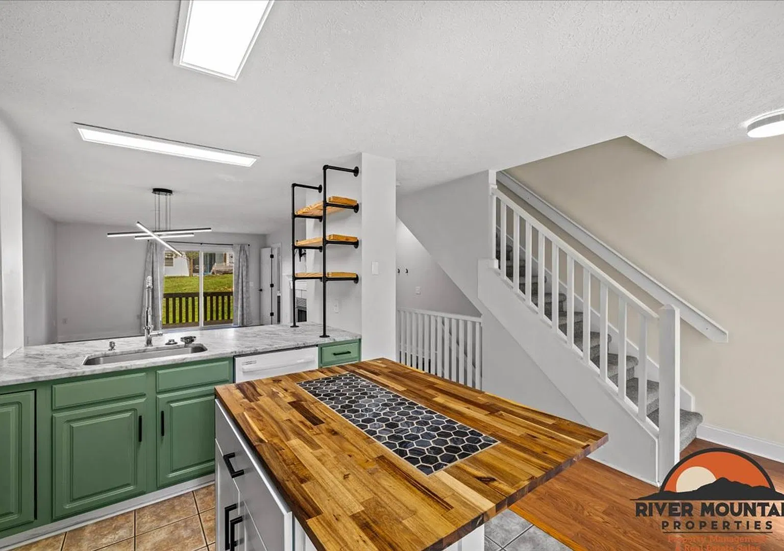 Modern Townhome in Oak Tree Community — Photo 3