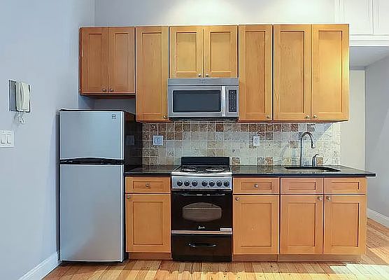 2nd image of 211 W 53rd St APT 3A