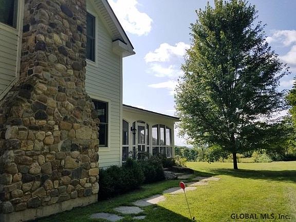 3rd image of 31 Bentley Ln