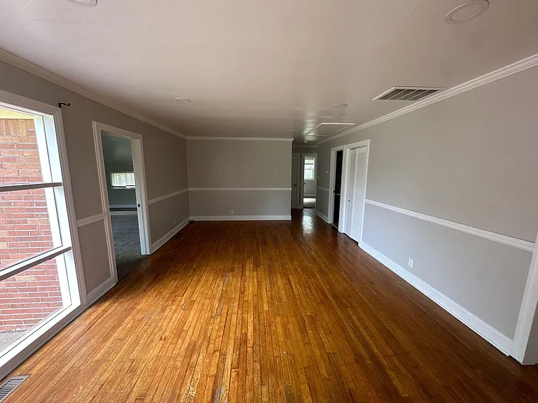 1370 Farley Dr — Photo 13
