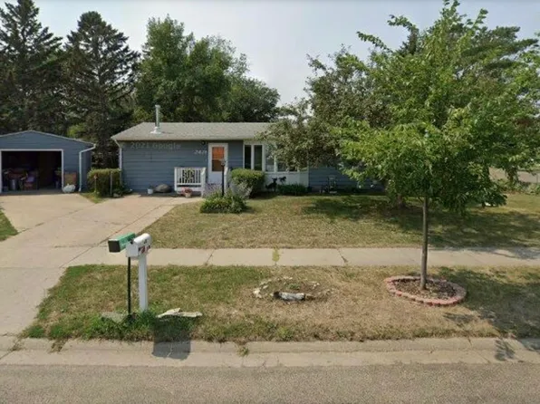2421 4th St NW, Minot, ND 58703
