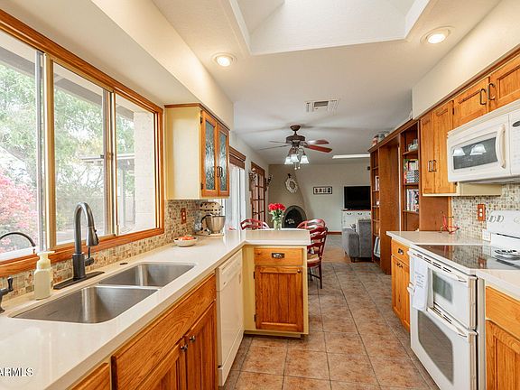 5th image of 1708 E WESTCHESTER Drive