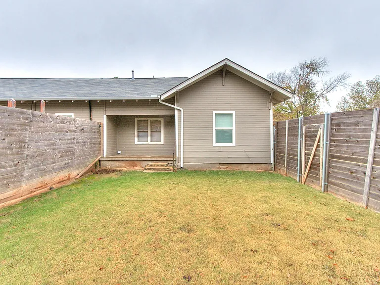 217 E Daws St #B — Photo 17