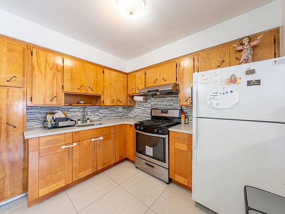 4th image of 53-44 72nd Pl Floor 2