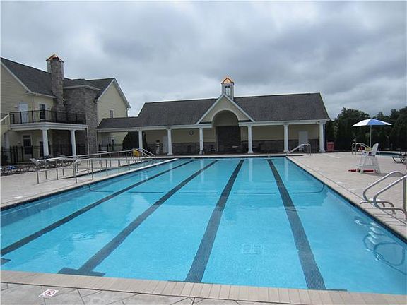 Community resort-like pool & clubhouse