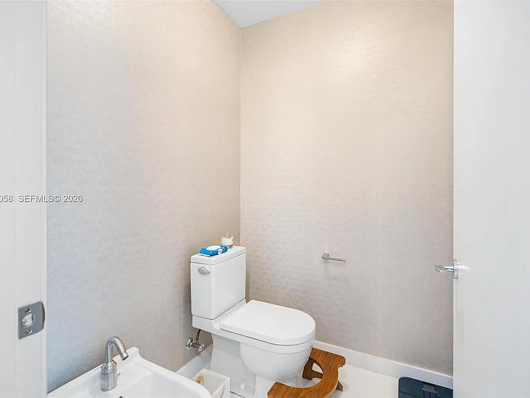 1100 Biscayne Blvd #5203 — Photo 31