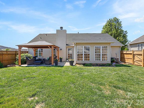 3rd image of 25 Livingston Farm Rd