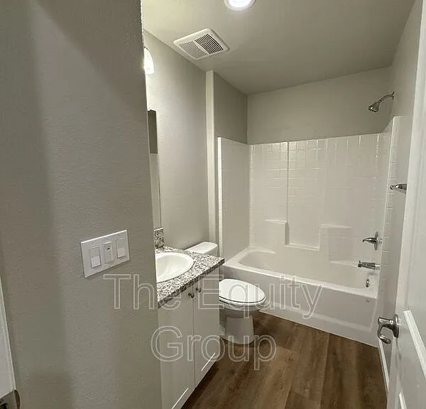 414 S Summit St #103 — Photo 16