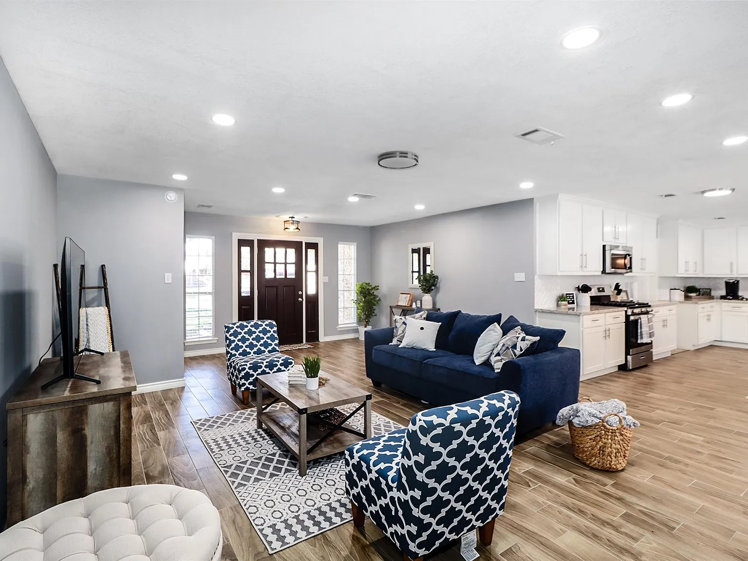 3 bed, 1818 sqft, $2,500 — Photo 3