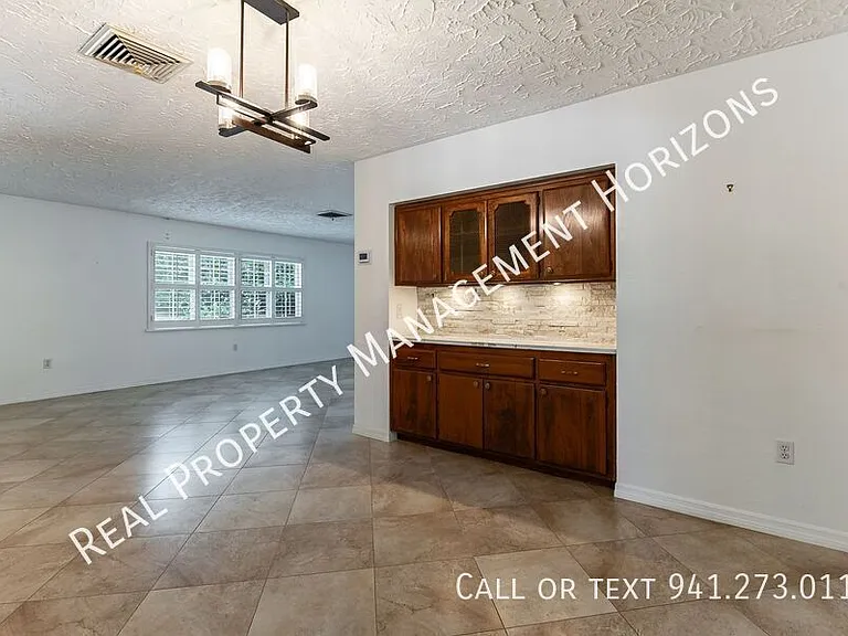 5217 Canterbury Dr — Photo 8