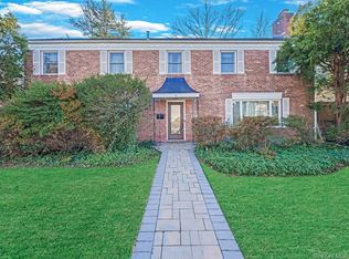 16 Wooleys Ln, Great Neck, NY 11023