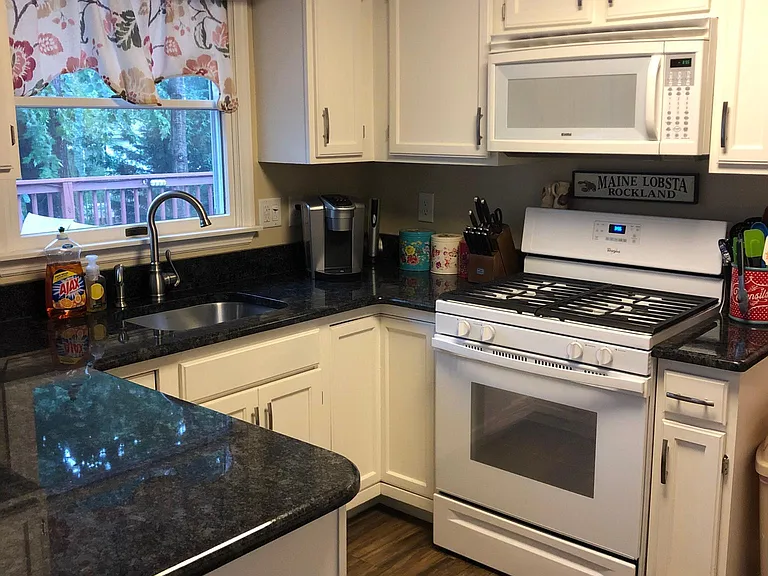 881 Linden Ave — Photo 4