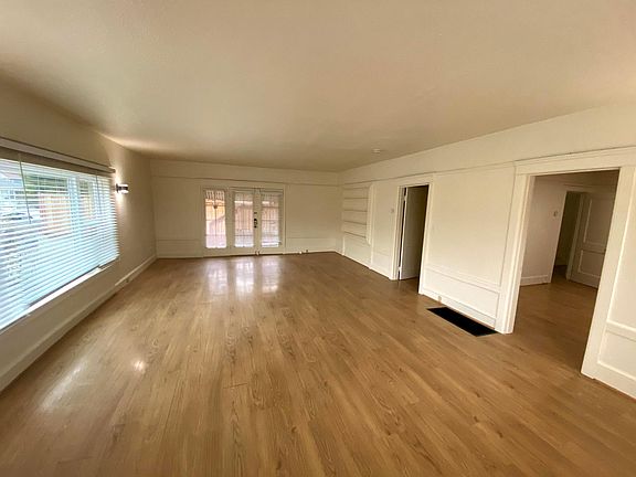 4th image of 1137 E Cliff Dr APT 1