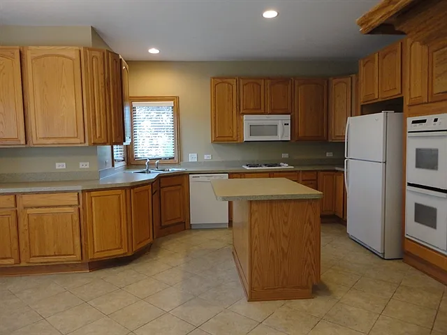 4 bed, 2.5 bath, 2537 sqft, $3,385 — Photo 3