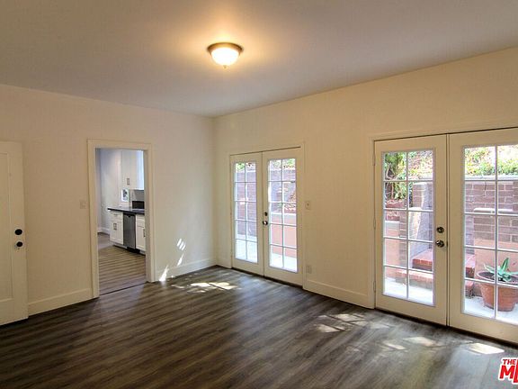 5th image of 2952 N Beachwood Dr