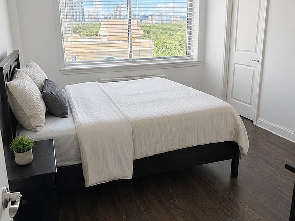 4th image of 2479 Peachtree Rd NE APT 1003