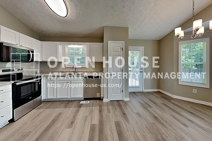 110 Rockefeller Ln — Photo 8