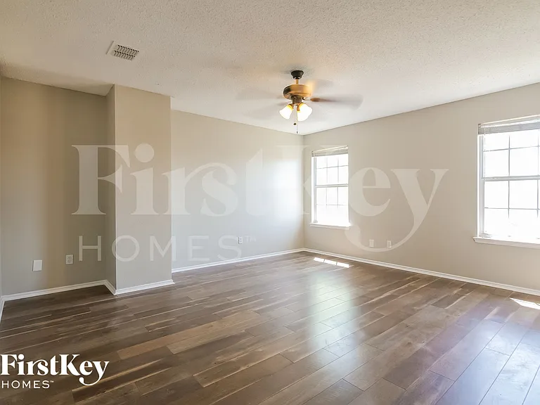 916 Simi Dr — Photo 9