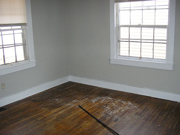 3rd image of 1533 N Sunrise Dr