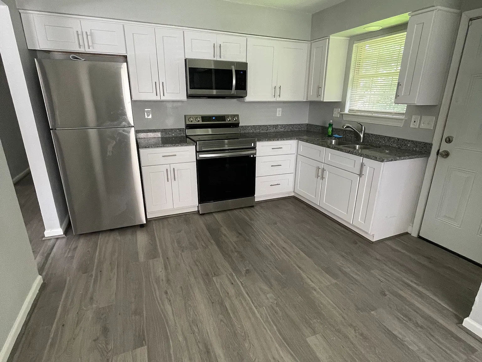 3 bed, 975 sqft, $2,000 — Photo 2