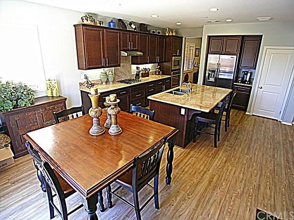 Beautiful Kitchen with Breakfast Bar and eat in kitchen area!