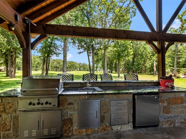 301 Saint Andrews Dr, Mabank, TX 75156