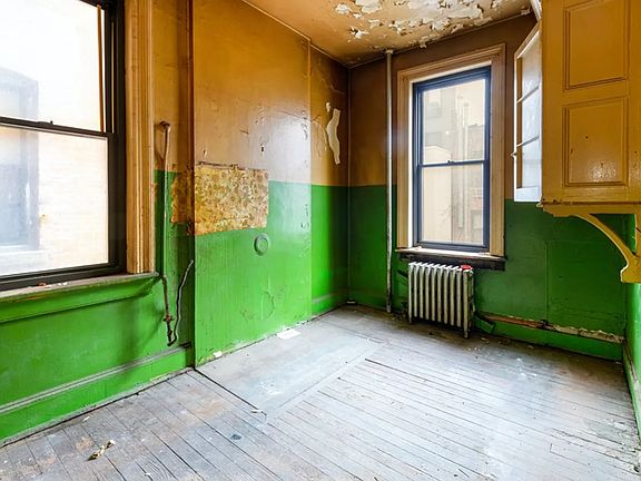 3rd image of 231 W 21st St APT 3D