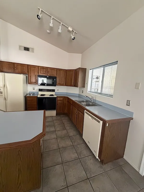 4 bed, 2311 sqft, $2,595 — Photo 4
