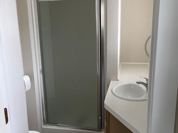 Nice bright bathroom 