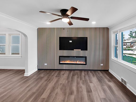 4th image of 605 E 88th Pl