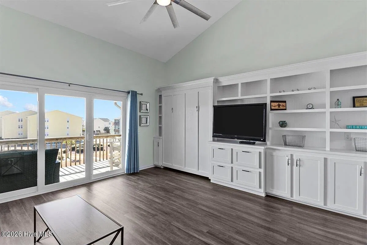 1 bed, 1.5 bath, $2,200 — Photo 2