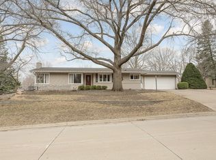 912 Elm St, Pella, IA 50219