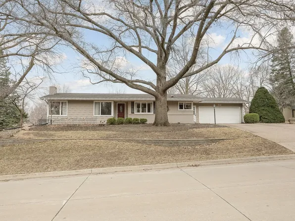 912 Elm St, Pella, IA 50219