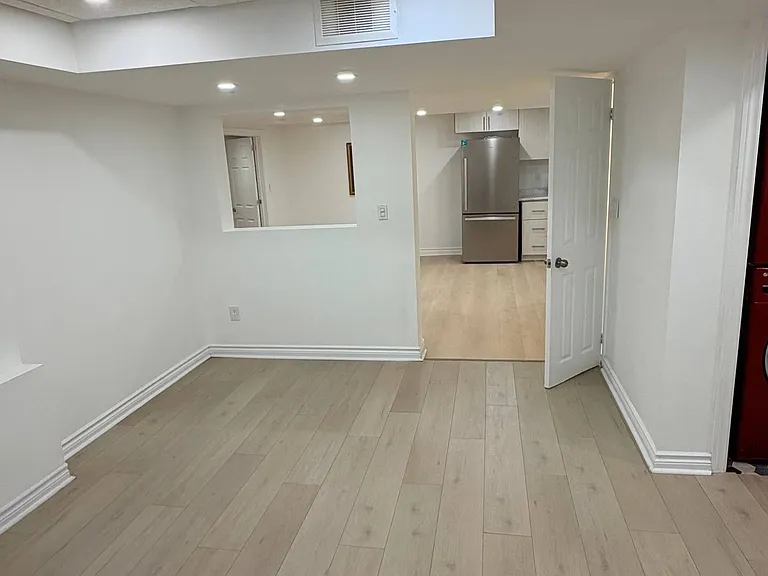 328 Woodspring Ave #BASEMENT — Photo 10