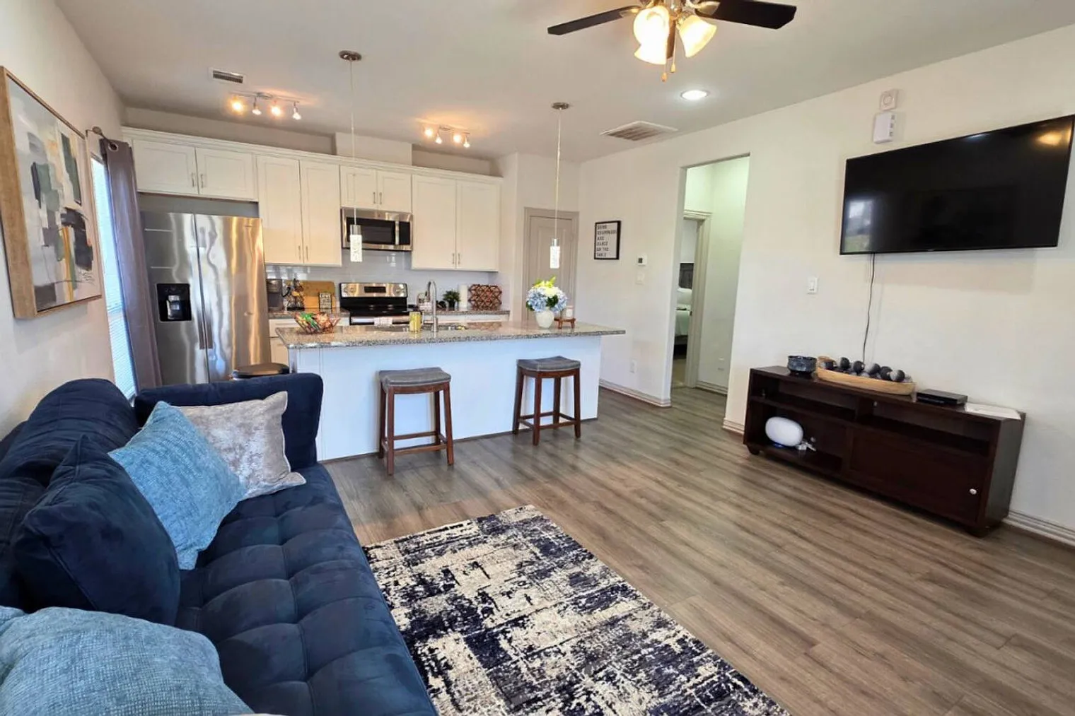 2 bed, 2.0 bath, 1001 sqft, $1,590 — Photo 3