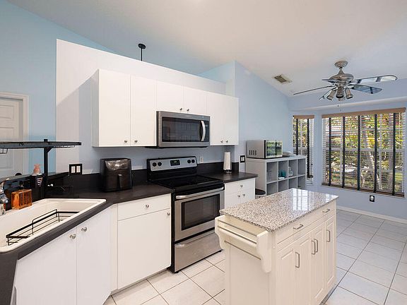 4th image of 2385 SE Master Avenue