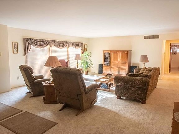 3rd image of 205 Oak Hill Dr