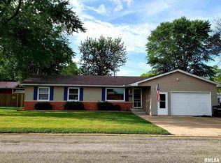 104 E Sycamore Dr, Lewistown, IL 61542