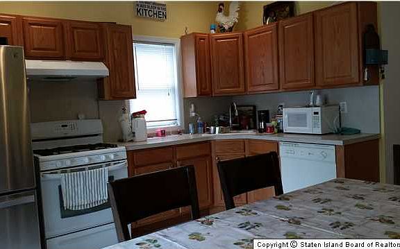 5th image of 183 Beach Ave