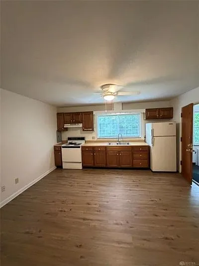 2 bed, 1.0 bath, 7942 sqft, $850 — Photo 2