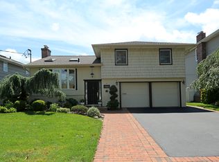 1890 Edward Ln, Merrick, NY 11566