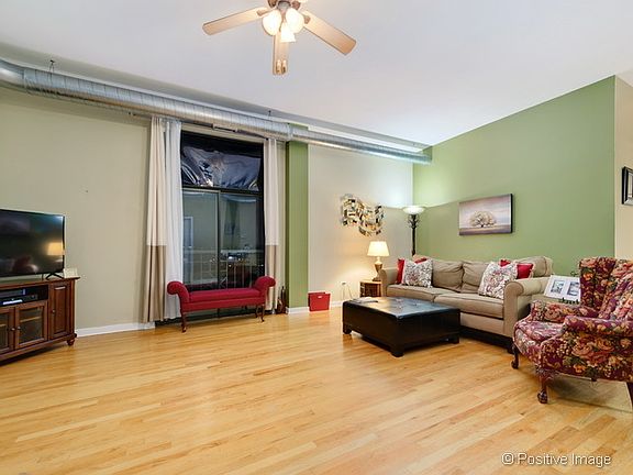 3rd image of 4011 N Francisco Ave Unit 402