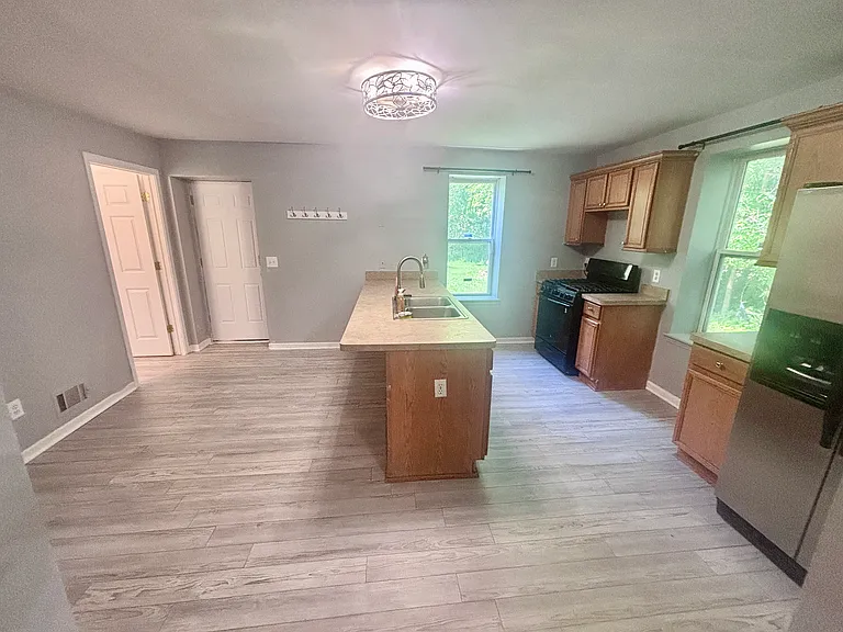 1751 Clara St — Photo 4