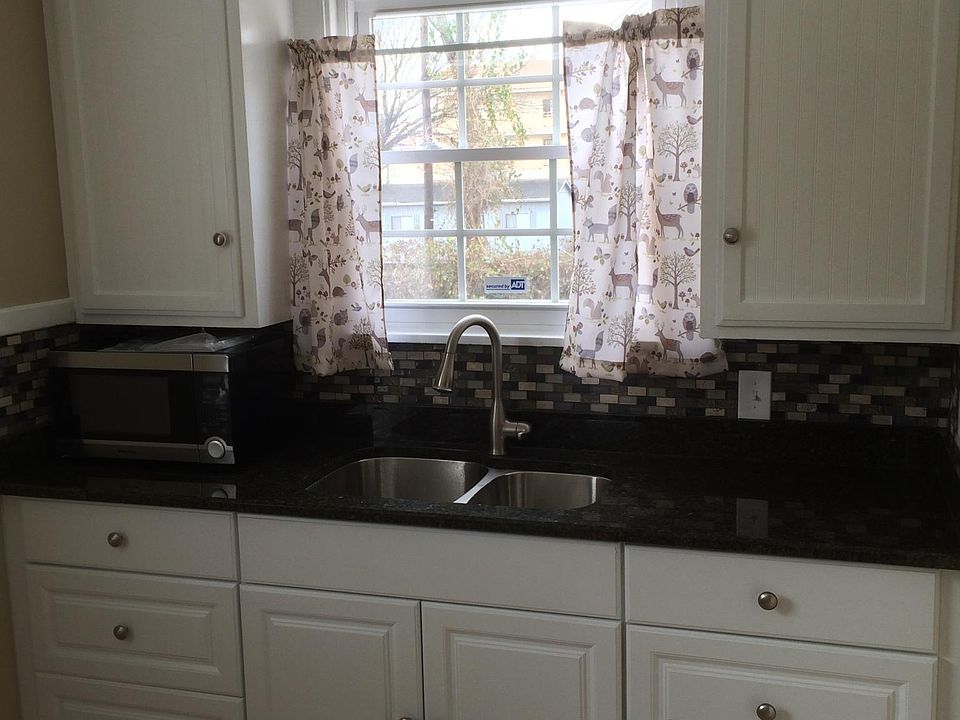 Brand new kitchen. Granite countertops, stainless steel appl